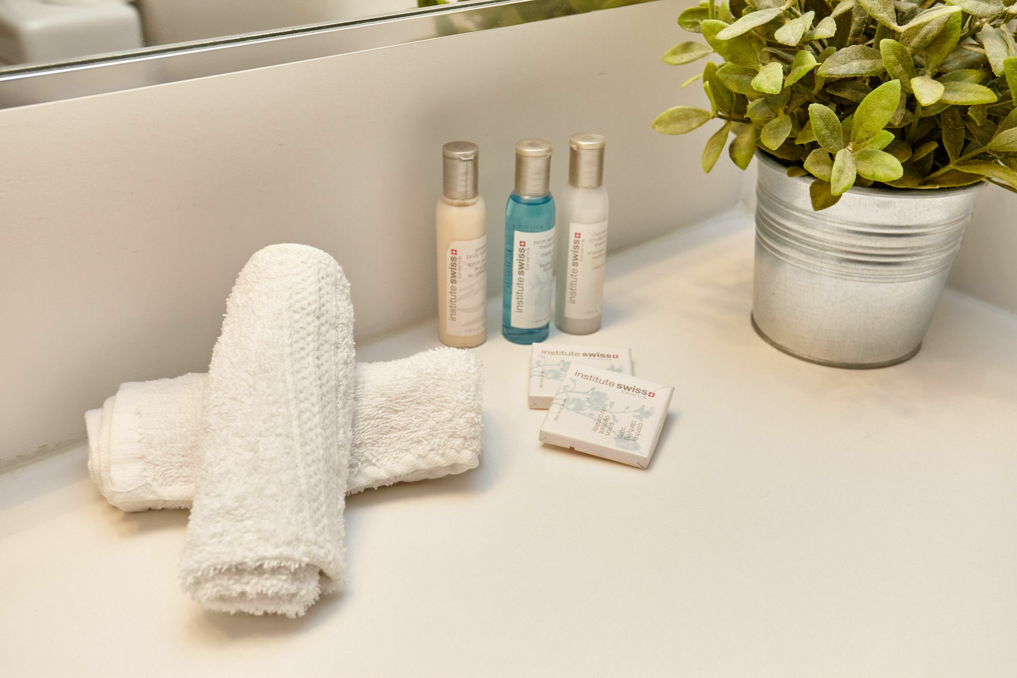 Atlas Suites - Yorkville Furnished Apartments Торонто Экстерьер фото