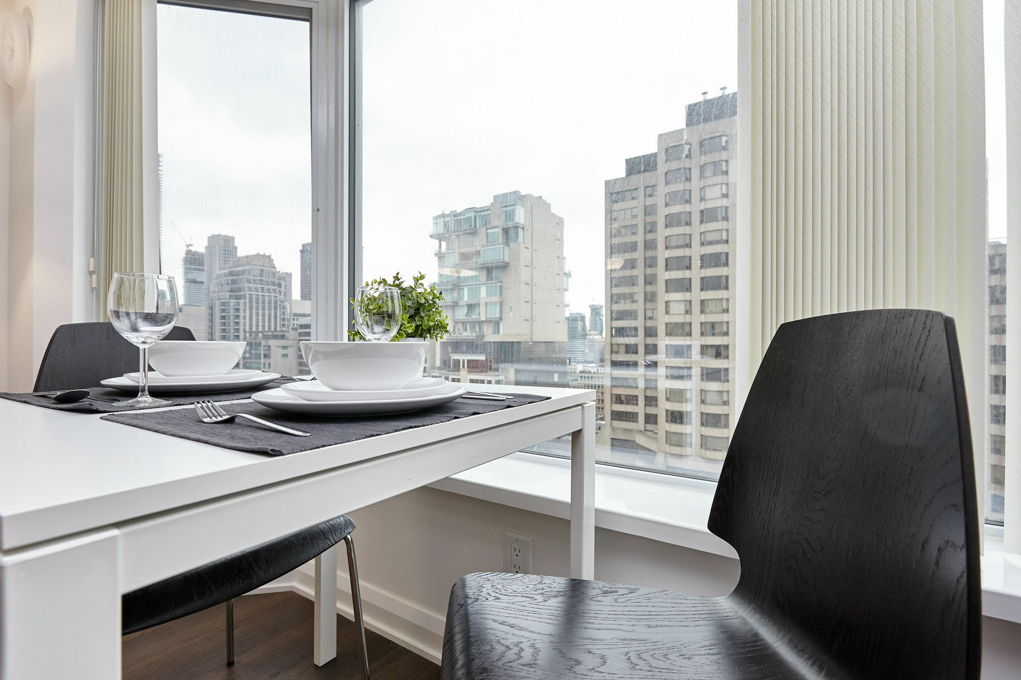 Atlas Suites - Yorkville Furnished Apartments Торонто Экстерьер фото